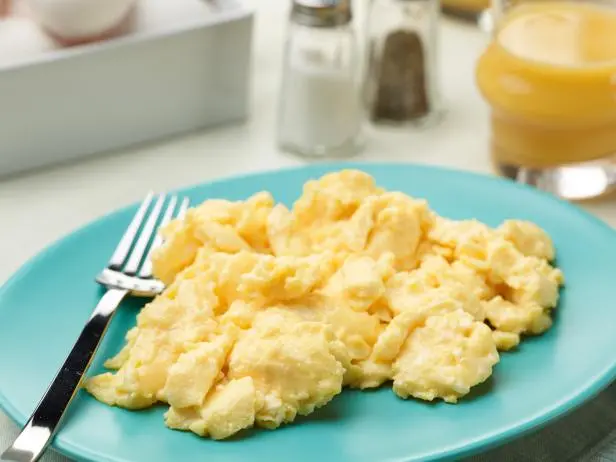 how much protein is in one egg scrambled